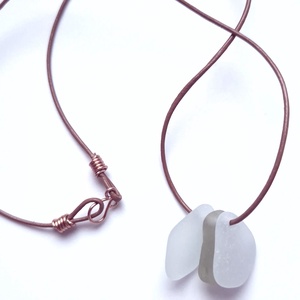 Colier scurt din piele cu sticla de mare-sea glass  - bijuterii - coliere - coliere cu pandantive - Artynos.ro