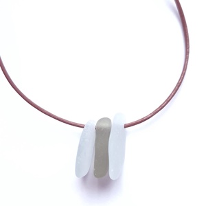 Colier scurt din piele cu sticla de mare-sea glass  - bijuterii - coliere - coliere cu pandantive - Artynos.ro
