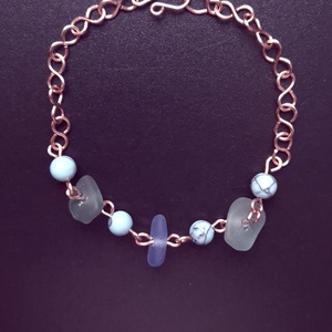 Bratara din cupru cu sticla de mare-sea glass, margele de turcoaz sintetic , Bijuterii, Brățări, Brățară cu mărgele, Confecționarea bijuteriilor, ARTYNOS
