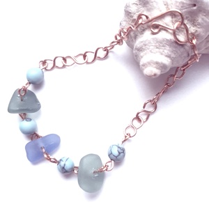 Bratara din cupru cu sticla de mare-sea glass, margele de turcoaz sintetic  - bijuterii - brățări - brățară cu mărgele - Artynos.ro