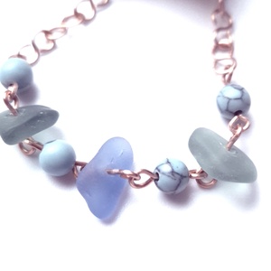 Bratara din cupru cu sticla de mare-sea glass, margele de turcoaz sintetic  - bijuterii - brățări - brățară cu mărgele - Artynos.ro