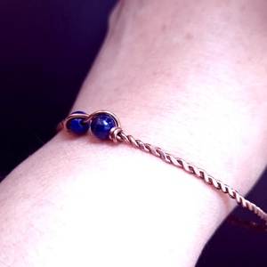 Bratara din cupru cu margele de lapis lazuli - bijuterii - brățări - brățară împletită, brățară din fire - Artynos.ro