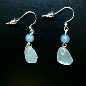 Cercei argintii cu acvamarin și sea glass-sticla de mare - bijuterii - cercei - cercei agățați - Artynos.ro