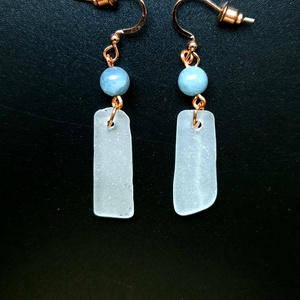 Cercei lungi din cupru cu acvamarin și sea glass - bijuterii - cercei - cercei agățați - Artynos.ro