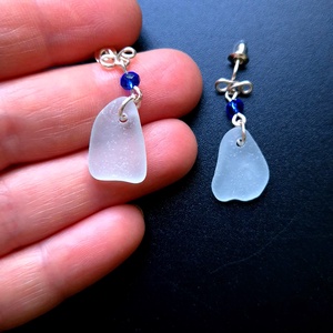 Cercei argintati cu sticla de mare-sea glass și margele de sticla albastru  - bijuterii - cercei - cercei și ornamente pentru urechi - Artynos.ro