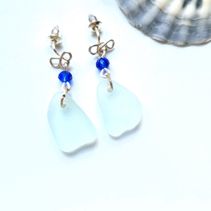 Cercei argintati cu sticla de mare-sea glass și margele de sticla albastru  - Artynos.ro