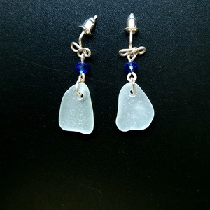 Cercei argintati cu sticla de mare-sea glass și margele de sticla albastru  - bijuterii - cercei - cercei și ornamente pentru urechi - Artynos.ro