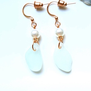 Cercei lungi cupru cu sticla de mare-sea glass, perle de sticla  - Artynos.ro