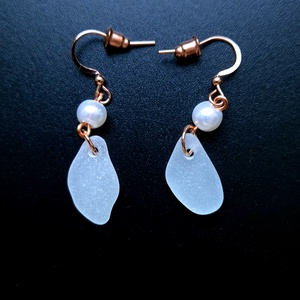 Cercei lungi cupru cu sticla de mare-sea glass, perle de sticla  - bijuterii - cercei - cercei drop - Artynos.ro