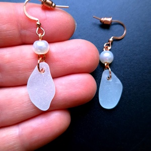 Cercei lungi cupru cu sticla de mare-sea glass, perle de sticla  - bijuterii - cercei - cercei drop - Artynos.ro