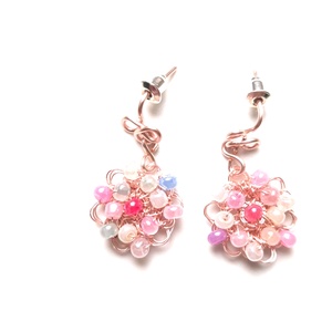 Cercei roz din cupru cu margele de sticla colorate pastel  - Artynos.ro