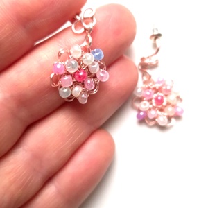 Cercei roz din cupru cu margele de sticla colorate pastel  - bijuterii - cercei - cercei din mărgele - Artynos.ro