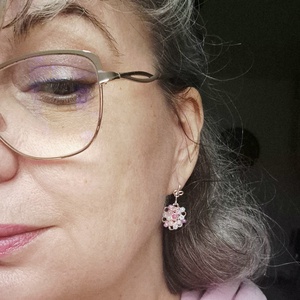 Cercei roz din cupru cu margele de sticla colorate pastel  - bijuterii - cercei - cercei din mărgele - Artynos.ro