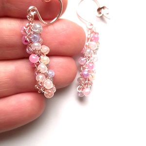 Cercei lungi roz cu mărgele de sticla colorate pastel - bijuterii - cercei - cercei din sticlă - Artynos.ro