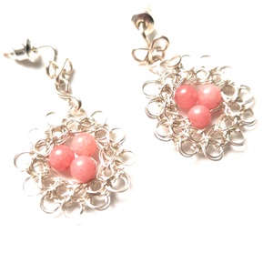 Cercei argintati cu margele de rodonit roz sintetic - bijuterii - cercei - cercei croșetați - Artynos.ro