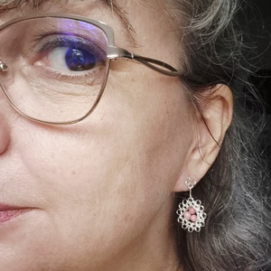 Cercei argintati cu margele de rodonit roz sintetic - bijuterii - cercei - cercei croșetați - Artynos.ro