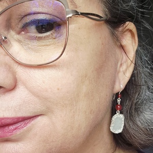 Cercei lungi argintati cu sticla de mare si carneol - bijuterii - cercei - cercei din sticlă - Artynos.ro