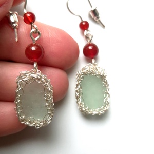 Cercei lungi argintati cu sticla de mare si carneol - bijuterii - cercei - cercei din sticlă - Artynos.ro