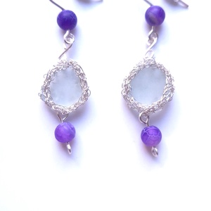 Cercei lungi argintii cu sticla de mare si agat violet - bijuterii - cercei - cercei din mărgele - Artynos.ro