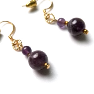 Cercei auriti cu margele mov de  ametist - bijuterii - cercei - cercei din pietre semiprețioase - Artynos.ro