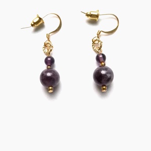 Cercei auriti cu margele mov de  ametist - bijuterii - cercei - cercei din pietre semiprețioase - Artynos.ro