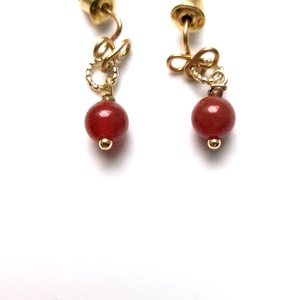 Cercei mici auriti cu margele de carneol rosu , Bijuterii, Cercei, Cercei din pietre semipretioase, Confectionarea bijuteriilor, ARTYNOS