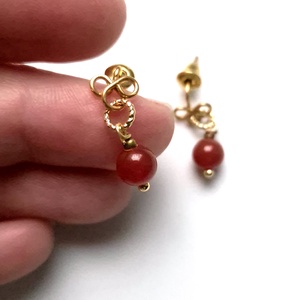 Cercei mici auriti cu margele de carneol rosu  - bijuterii - cercei - cercei din pietre semiprețioase - Artynos.ro