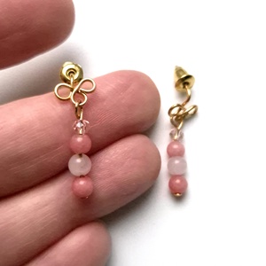 Cercei mici auriti cu rodonit și cuart roz - bijuterii - cercei - cercei lungi - Artynos.ro
