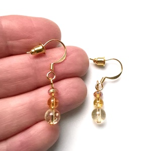 Cercei mici auriti cu citrin  - bijuterii - cercei - cercei lungi - Artynos.ro