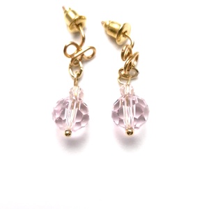 Cercei  mici auriti cu margele roz de sticla fatetata , Bijuterii, Cercei, Cercei din margele, Confectionarea bijuteriilor, ARTYNOS