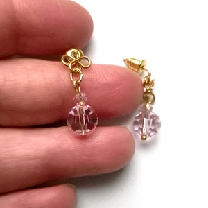 Cercei  mici auriti cu margele roz de sticla fatetata  - bijuterii - cercei - cercei din mărgele - Artynos.ro