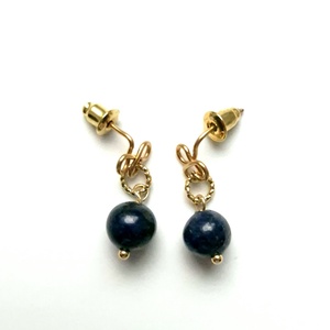 Cercei mici auriti cu margele de lapis lazuli  - bijuterii - cercei - cercei din pietre semiprețioase - Artynos.ro