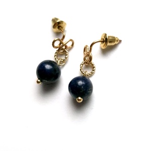 Cercei mici auriti cu margele de lapis lazuli  - Artynos.ro