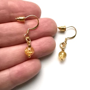 Cercei mici auriti cu margele de citrin  - bijuterii - cercei - cercei din pietre semiprețioase - Artynos.ro