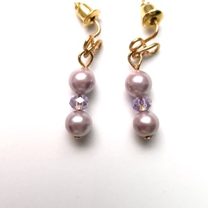 Cercei mici auriti cu perle de sticla mov - Artynos.ro