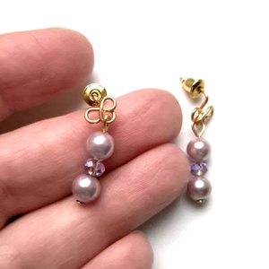 Cercei mici auriti cu perle de sticla mov - bijuterii - cercei - cercei din mărgele - Artynos.ro