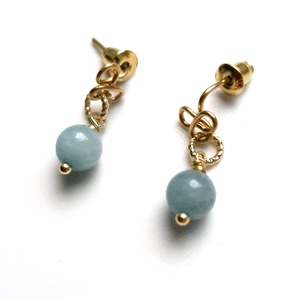 Cercei mici auriti cu margele de acvamarin  - Artynos.ro