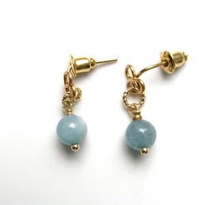 Cercei mici auriti cu margele de acvamarin  - bijuterii - cercei - cercei din pietre semiprețioase - Artynos.ro