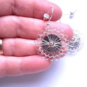 Cercei argintii mari rotunzi - bijuterii - cercei - cercei cu figurine - Artynos.ro