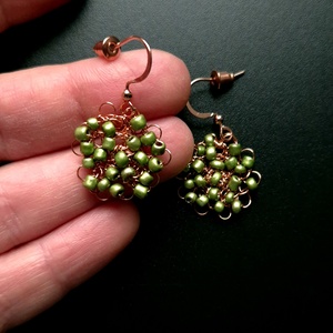 Cercei din cupru cu margele de sticla verde sidefat  - bijuterii - cercei - cercei din mărgele - Artynos.ro