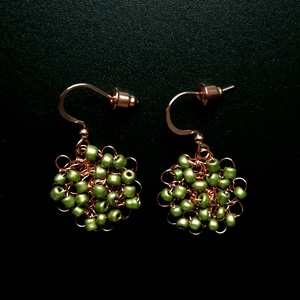 Cercei din cupru cu margele de sticla verde sidefat  - bijuterii - cercei - cercei din mărgele - Artynos.ro