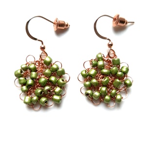 Cercei din cupru cu margele de sticla verde sidefat  - Artynos.ro