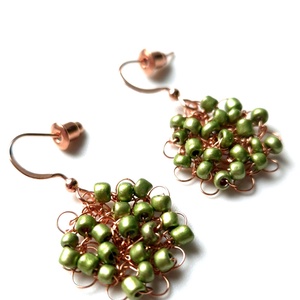 Cercei din cupru cu margele de sticla verde sidefat  - bijuterii - cercei - cercei din mărgele - Artynos.ro
