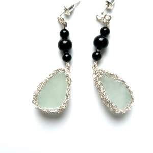 Cercei unicat argintati cu sticla de mare si agat negru  - Artynos.ro