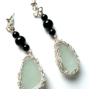 Cercei unicat argintati cu sticla de mare si agat negru  - bijuterii - cercei - cercei din sticlă - Artynos.ro