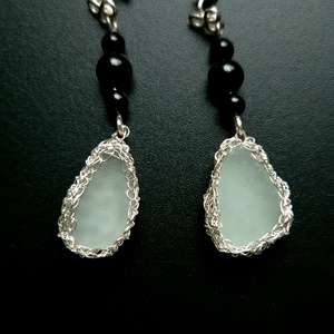 Cercei unicat argintati cu sticla de mare si agat negru  - bijuterii - cercei - cercei din sticlă - Artynos.ro