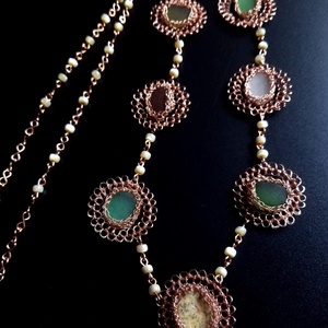 Lant lung din cupru cu sticla de mare-sea glass și margele de sidef  - bijuterii - coliere - coliere cu pandative - Artynos.ro