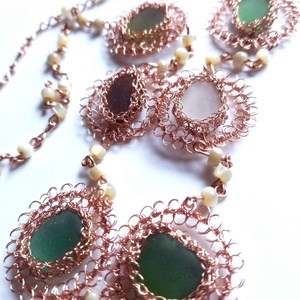 Lant lung din cupru cu sticla de mare-sea glass și margele de sidef  - bijuterii - coliere - coliere cu pandative - Artynos.ro