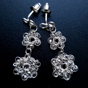 Cercei lungi floricele argintate cu margele de sticla argintii  - bijuterii - cercei - cercei din mărgele - Artynos.ro