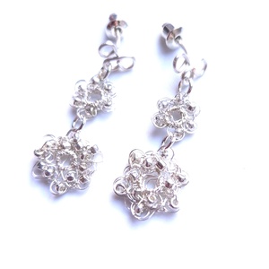 Cercei lungi floricele argintate cu margele de sticla argintii  - bijuterii - cercei - cercei din mărgele - Artynos.ro